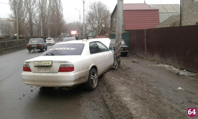 В протаранившей столб иномарке пострадали 2 пассажира