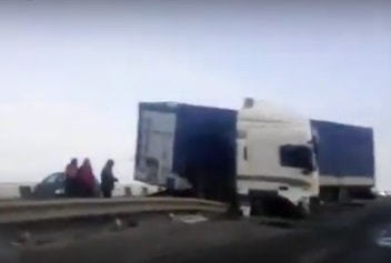 Под Саратовом фура протаранила отбойник