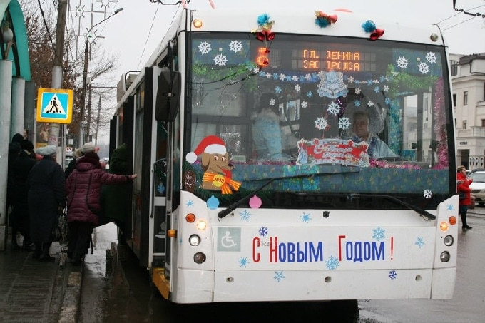 В Энгельсе заработал «сказочный» троллейбус с Дедом Морозом