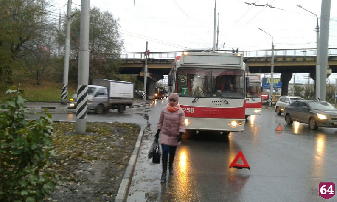 На Шехурдина троллейбусы встали из-за ДТП с фурой