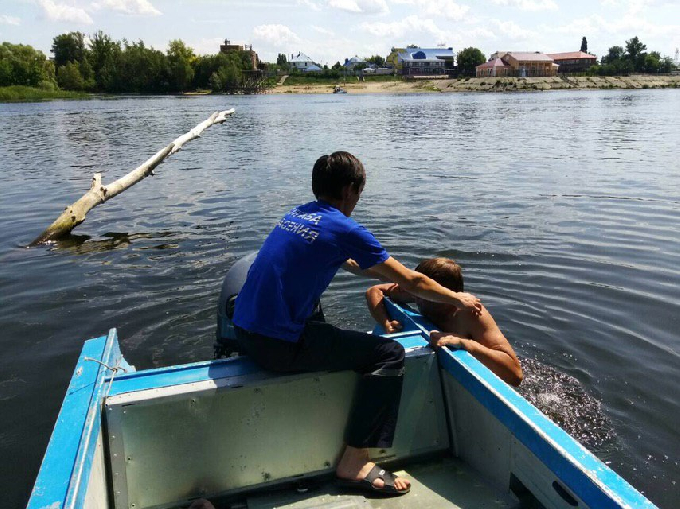 Спасатели вытащили из воды тонущего пьяного купальщика