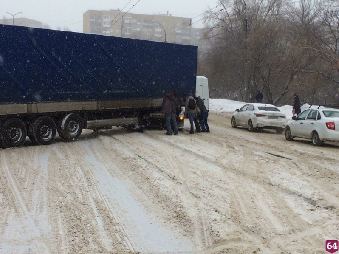 Жители Саратова пытались сдвинуть с дороги буксующую фуру