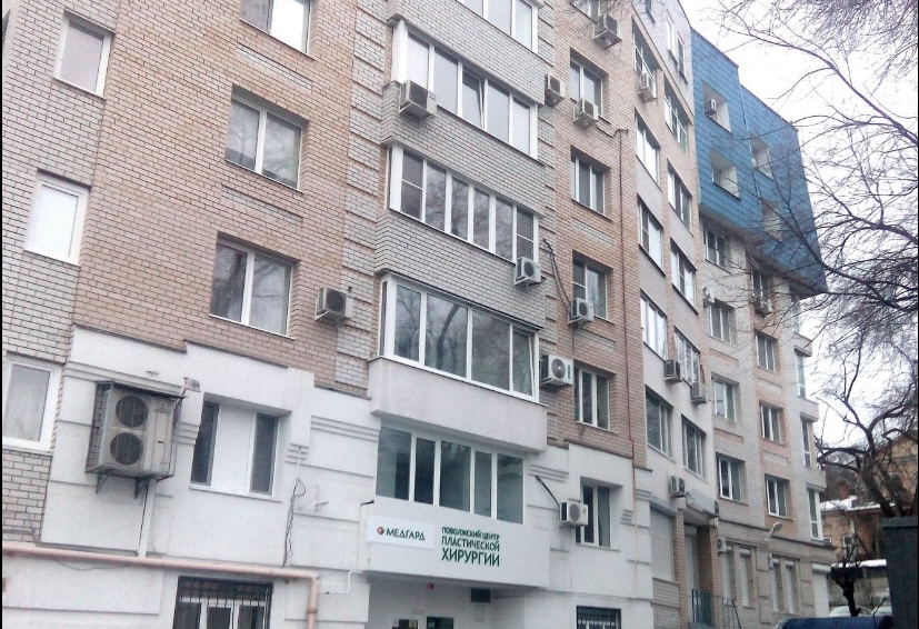 С крыши многоэтажки в Саратове на девушку упала глыба льда