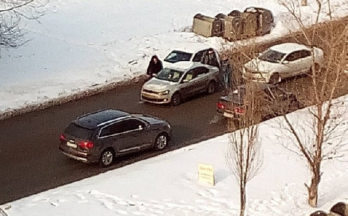 В Саратове 3 автомобиля столкнулись на перекрестке