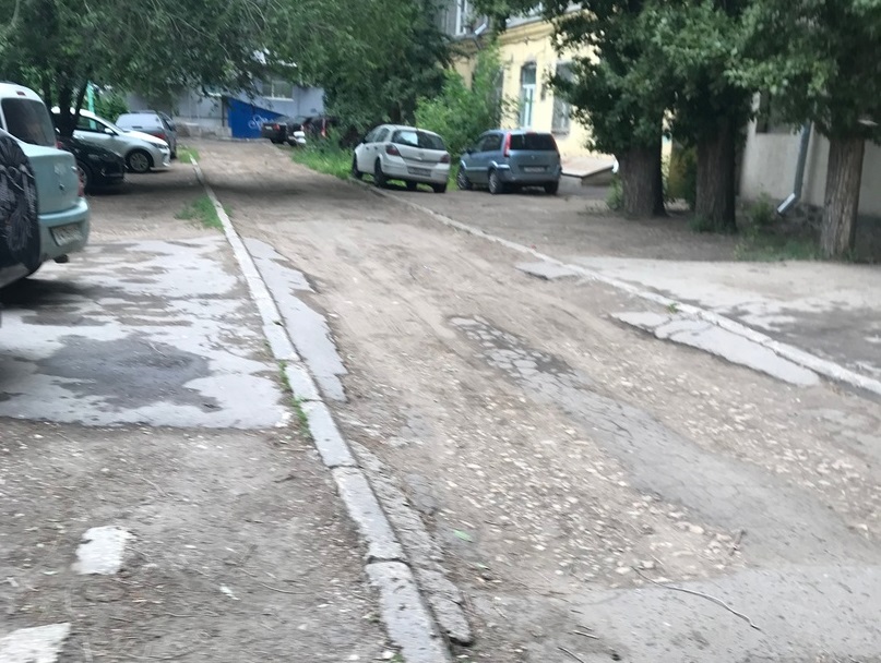 Саратовцы боятся переломать ноги во дворе у «памятника архитектуры»