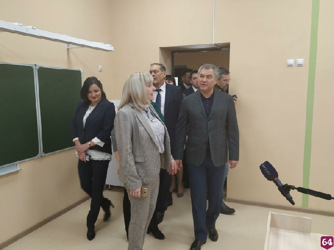 Володина удивили металлические двери в классах музыкального лицея в Энгельсе 