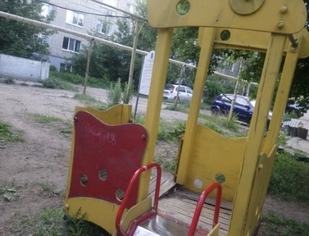 В Саратове нашли опасную детскую площадку