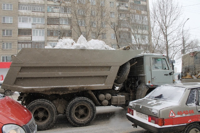 На улицы Саратова убирать снег выведут 149 спецмашин 