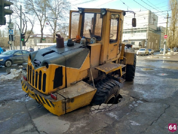 В Саратове на Университетской под спецтехникой провалился асфальт 