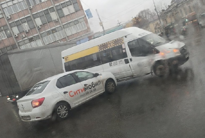 В центре Саратова дорогу не поделили такси и маршрутка