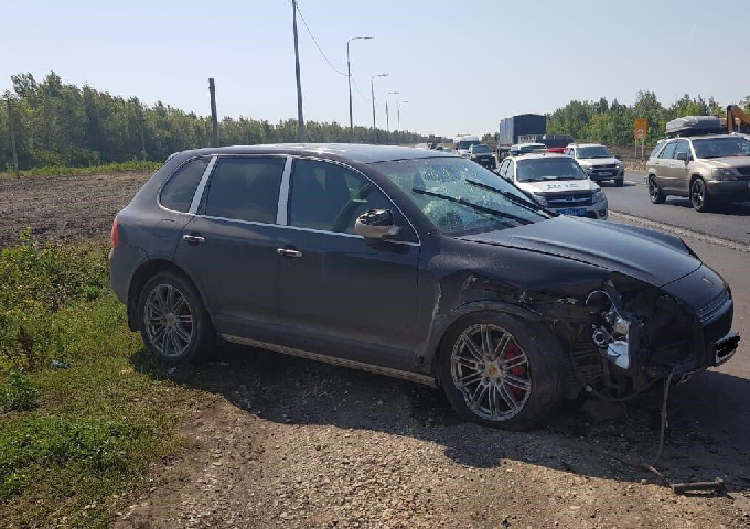 Porsche и «Калина» не поделили трассу на подъезде к Саратову