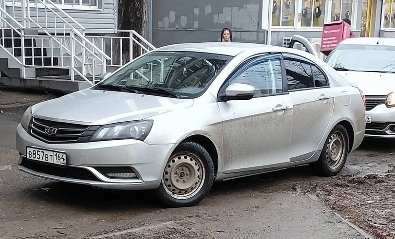 Жителей Энгельса возмутили автохамы на тротуаре