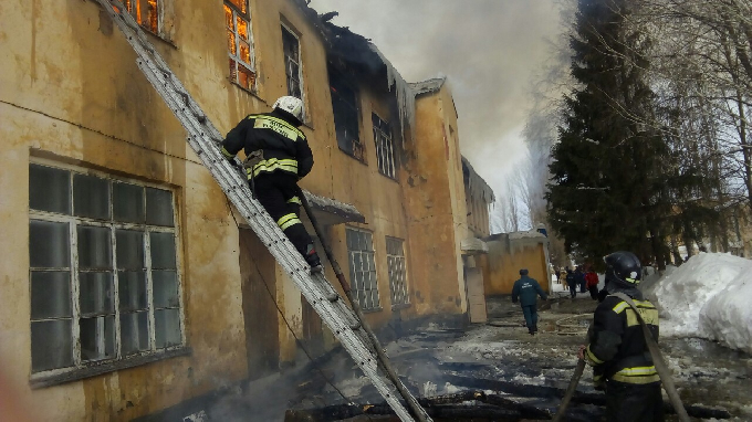18 пожарных тушат горящую церковь