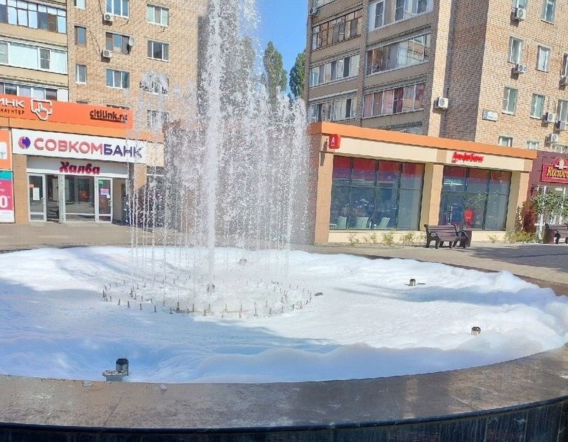 Саратовцы осудили «пенную вечеринку» в фонтане  