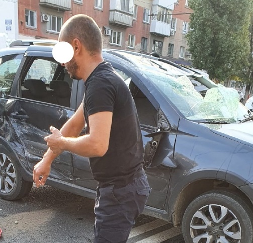 В Саратове очевидцы поставили на колеса перевернувшуюся «Калину»