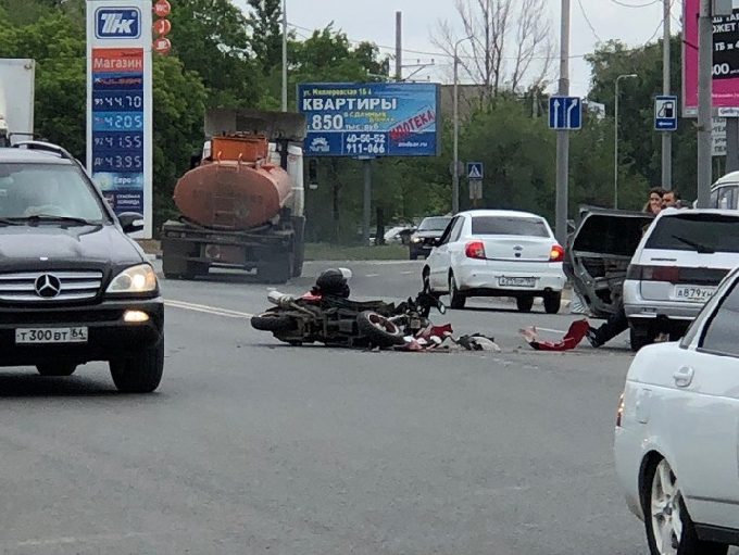 На Ново-Астраханском шоссе под «Ладу» попал скутерист