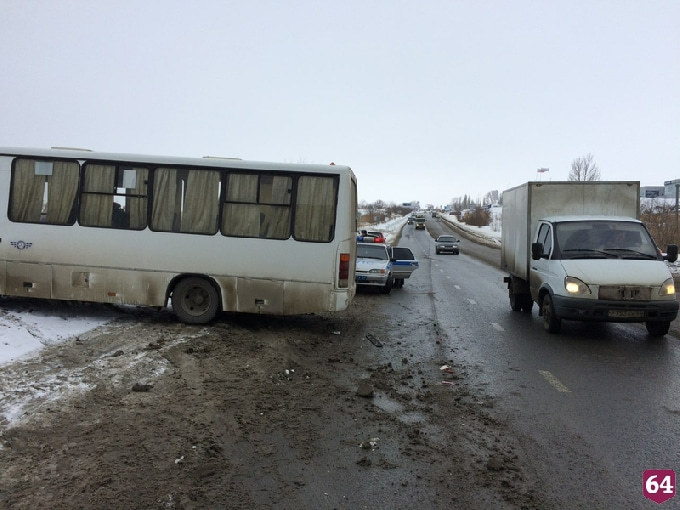 На окраине Саратова в автобус с пассажирами врезался «Ларгус» 