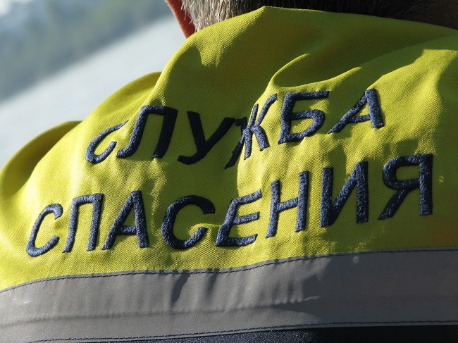 Спасатели 4 часа вызволяли из грязи застрявший грузовик