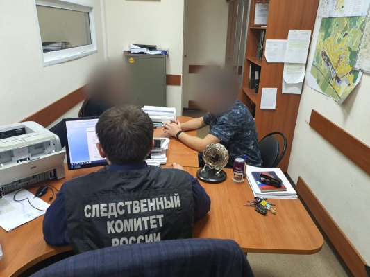 Сотрудник УФСИН за взятки пронес заключенному часы и телефон