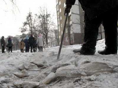 В Саратове за сутки очистили от снега и наледи 42 крыши домов 