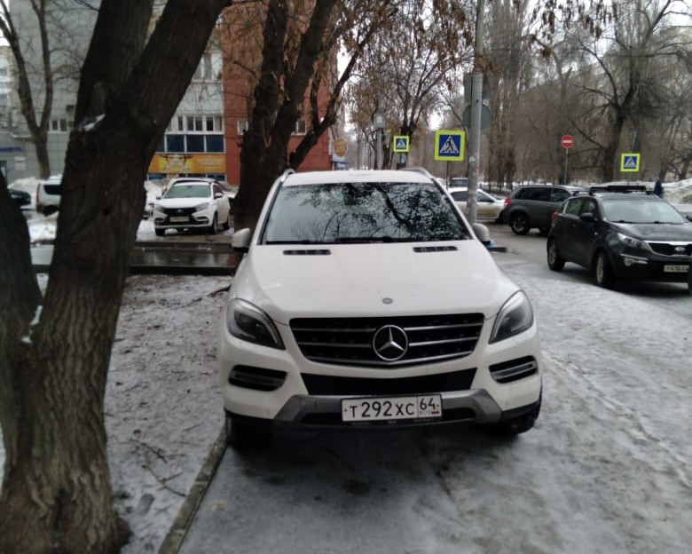 В Саратове автохам бросил Mercedes на тротуаре