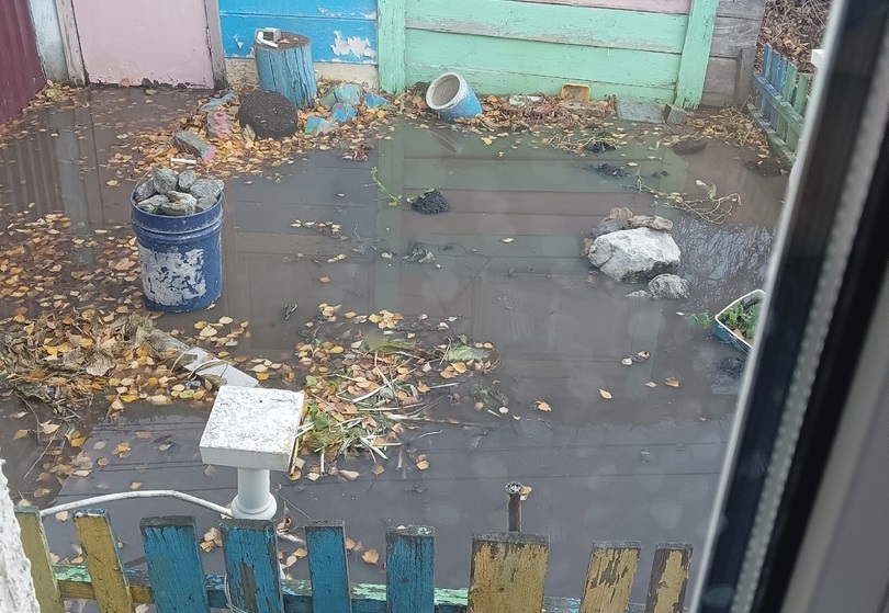 В Саратове из-за коммунальной аварии затопило двор и подвал дома