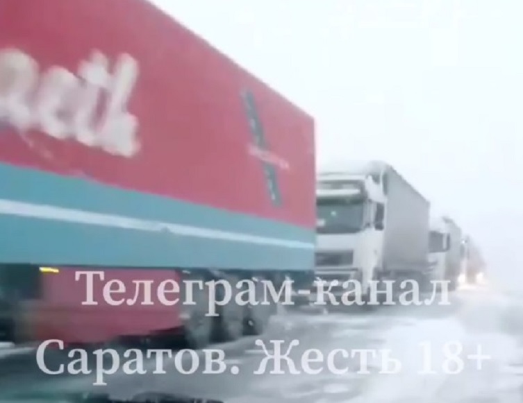 На трассе в снегопад застряли десятки фур по направлению к Саратову