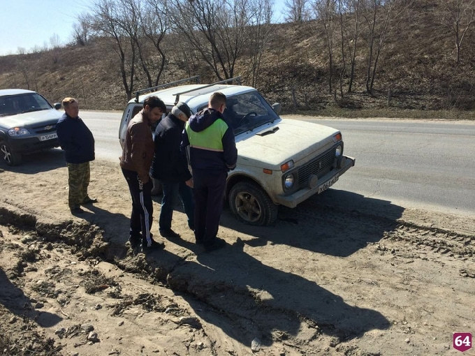 На выезде из Саратова водители не поделили дорогу