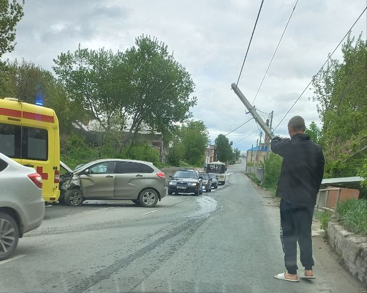После ДТП у саратовского пивзавода столб повис над дорогой
