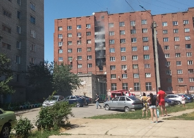 В Балакове произошел пожар в 9-этажном общежитии