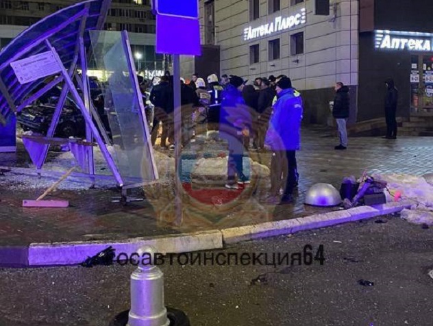 Два человека погибли в аварии с остановкой на Славянской площади