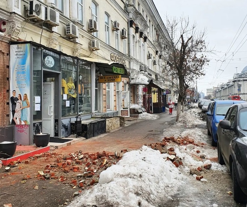 В центре Саратова с фасада здания рухнули кирпичи