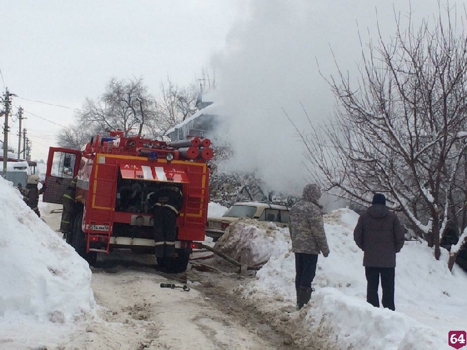 В Саратове на Полярной пожарные тушили частный дом 