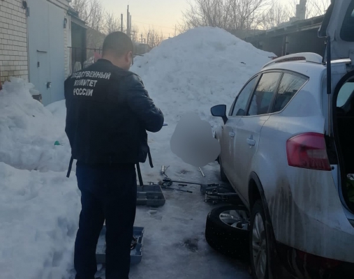 Под Саратовом мужчину во время ремонта раздавил автомобиль