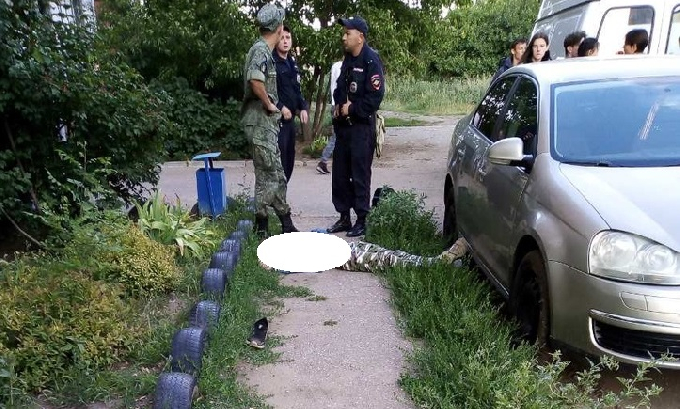 В Энгельсе при падении с крыши разбился 13-летний школьник