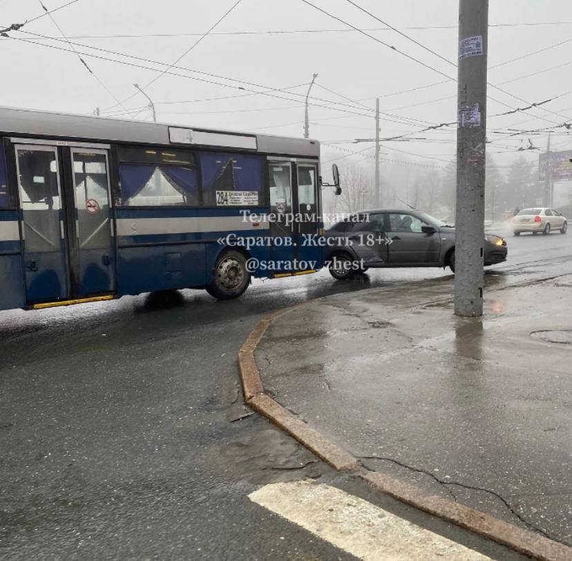 Автобус протаранил легковушку на Привокзальной площади