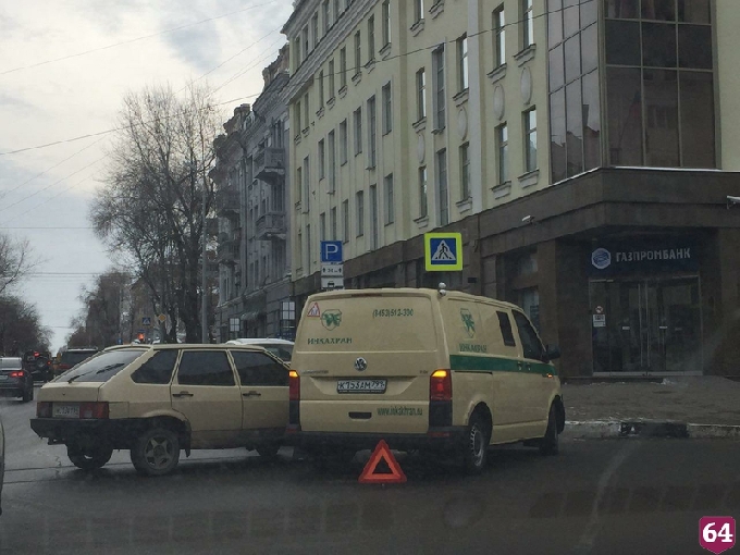 В центре Саратова перекресток не поделили «Лада» и инкассаторская машина