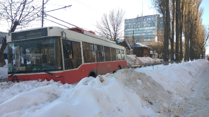 На Рахова троллейбус врезался в ограждение