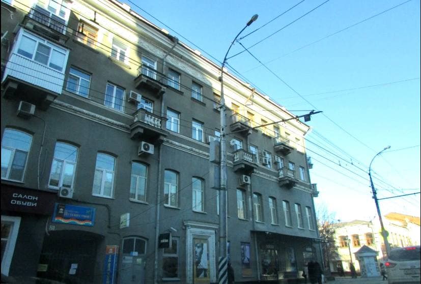 В центре Саратова на 11-летнюю девочку рухнула глыба льда