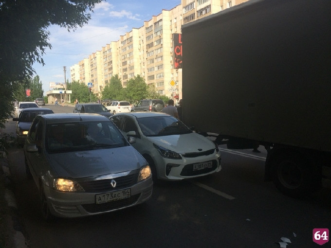 В районе автовокзала образовалась пробка из-за ДТП с грузовиком