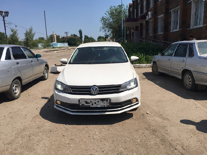Приставы арестовали Volkswagen задолжавшей по кредиту автоледи 