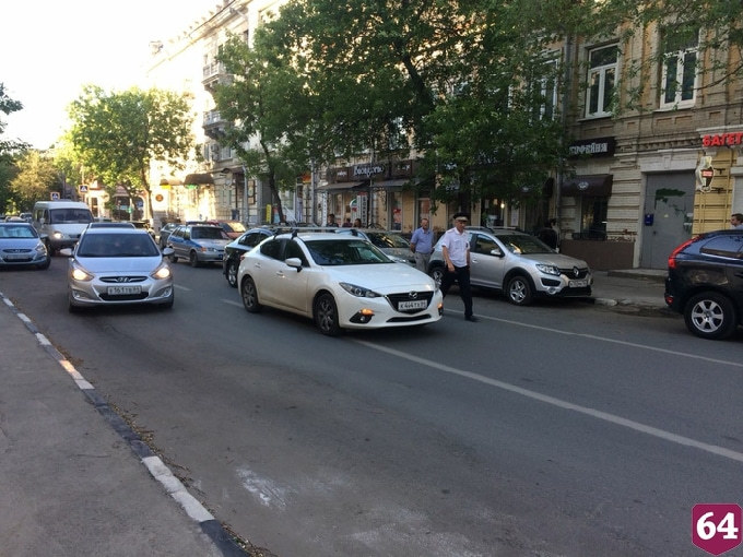 В центре Саратова 2 иномарки спровоцировали пробку