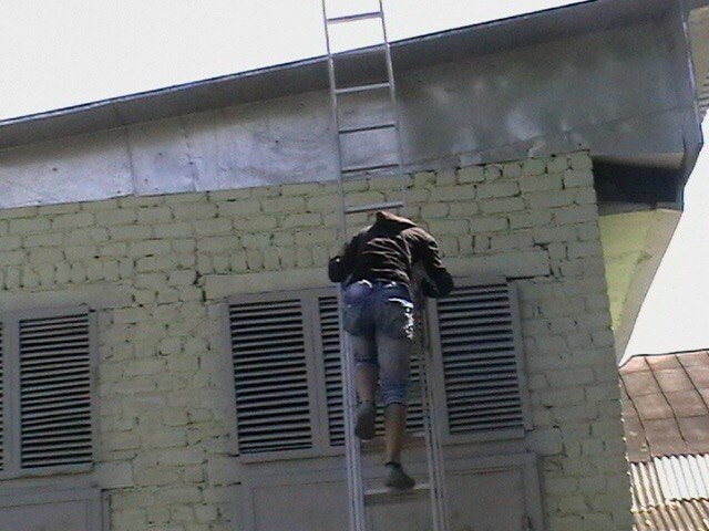 В Саратове спасатели сняли школьника с трансформаторной будки
