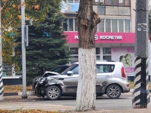 Иномарка врезалась в столб напротив магазина косметики