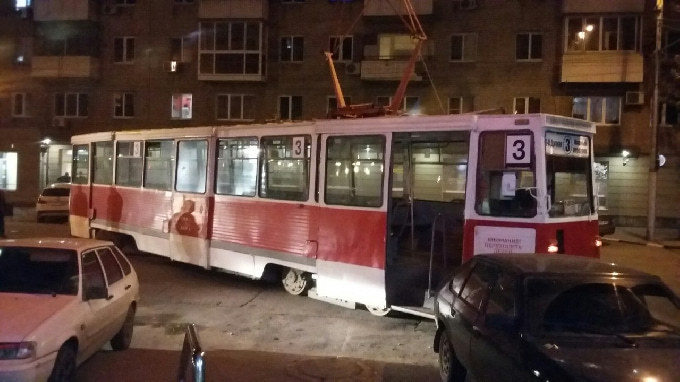 В Саратове трамвай сошел с рельсов и протаранил припаркованный автомобиль 