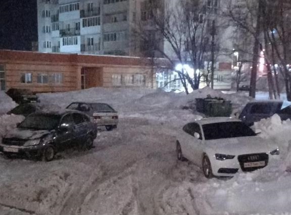 В Саратове расчищают подъезды к контейнерным площадкам