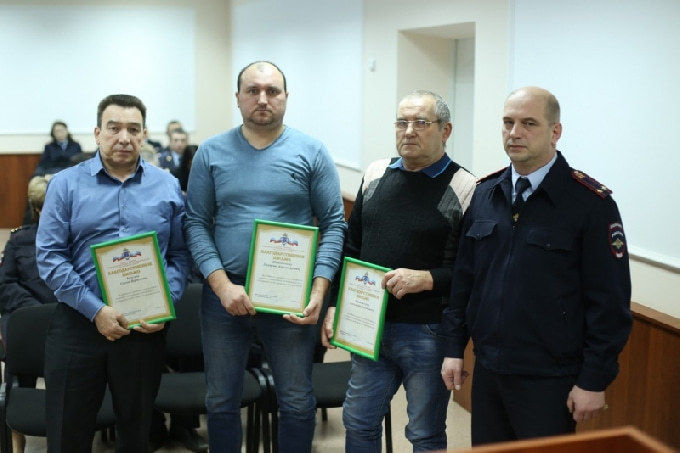 В Марксе наградили задержавших налетчика граждан 