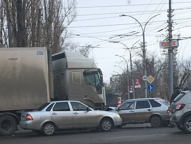 На проспекте Энтузиастов «Лада» врезалась в фуру
