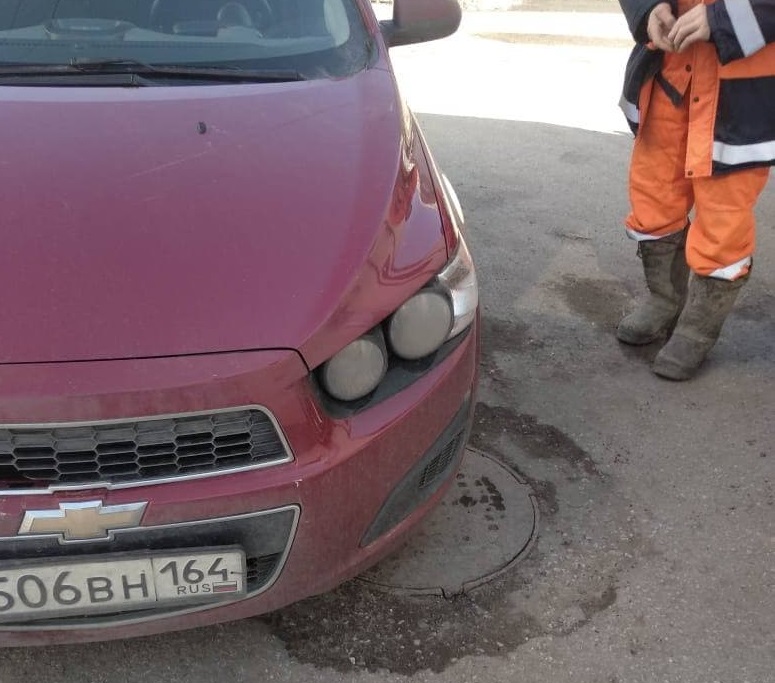 Припаркованный Chevrolet мешает ремонту трубопровода в Саратове