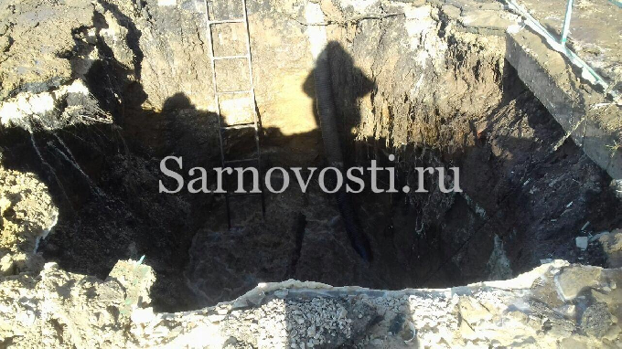 В Юбилейном слесаря завалило землей на дне котлована